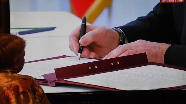 Vladímir Putin firma un decreto (archivo) - Sputnik Mundo