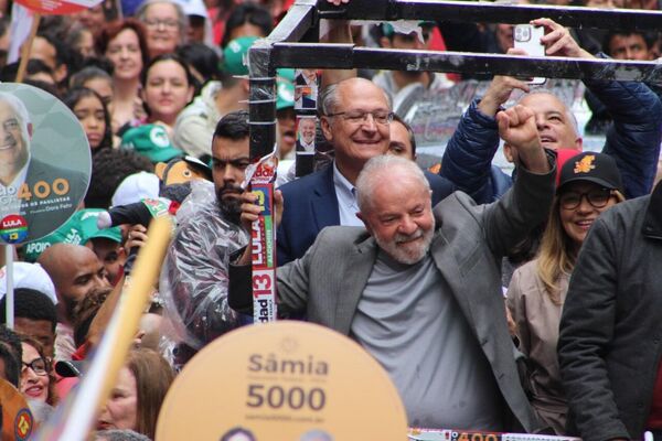 Una multitud acompaña a Lula da Silva en Sao Paulo en el último mitin antes de las elecciones - Sputnik Mundo
