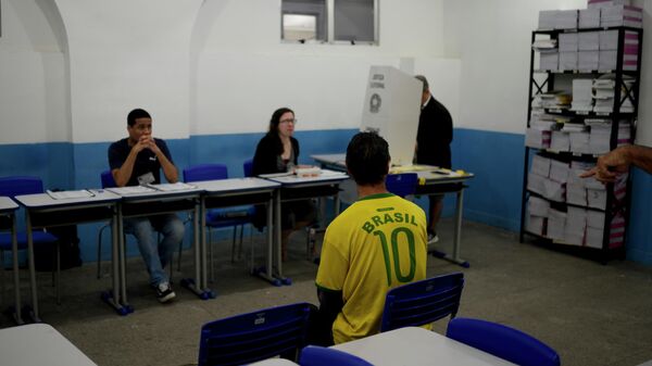 Gente esperando a votar para la primera vuelta de las elecciones presidenciales en Brasil - Sputnik Mundo