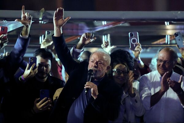 Brasil celebró el 2 de octubre la primera vuelta de las elecciones presidenciales. El expresidente Luiz Inácio Lula da Silva (en la foto), del partido de los Trabajadores de izquierda, superó al actual mandatario, Jair Bolsonaro, con un 48,3% frente al 43,3% de su rival. - Sputnik Mundo