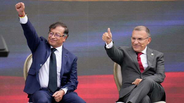 El presidente de Colombia, Gustavo Petro, y el presidente del Congreso, Roy Barreras, durante un acto en Bogotá - Sputnik Mundo