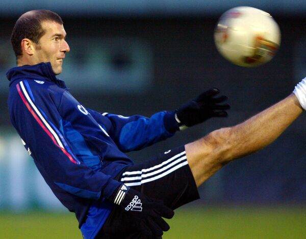 En quinto lugar se encuentra Zinedine Zidane, de 50 años. El deportista es de origen argelino; jugó en la selección francesa como centrocampista. El punto álgido de la carrera de Zidane se produjo en los años que pasó en el Real Madrid. Zidane posee más de 30 récords futbolísticos. Se le considera el creador del truco vertiginoso la ruleta de Marsella. Al terminar su carrera, se dedicó a ser entrenador. Fue director técnico del Real Madrid desde 2016 hasta 2021. - Sputnik Mundo