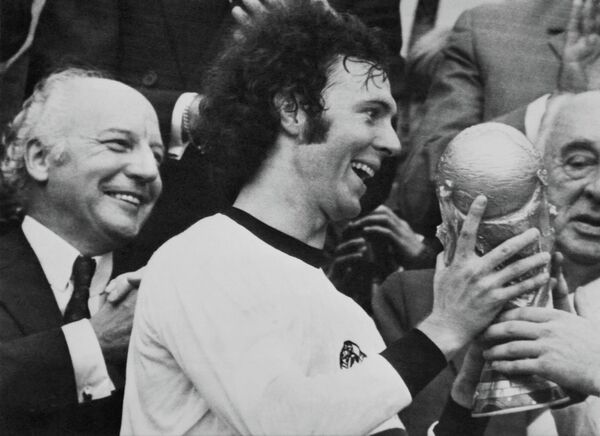 En el octavo puesto está Franz Beckenbauer, de 77 años, futbolista y entrenador alemán que jugó como defensor central y centrocampista. Se le considera el inventor del papel de líbero de ataque y uno de los mejores defensores del siglo XX. - Sputnik Mundo