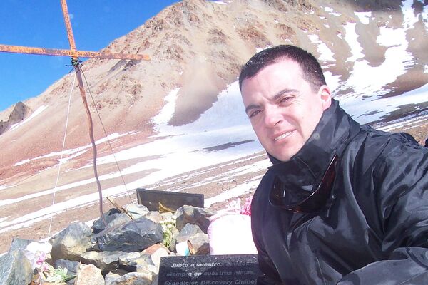 En 2007 Alejandro viajó al lugar del accidente en los Andes. - Sputnik Mundo