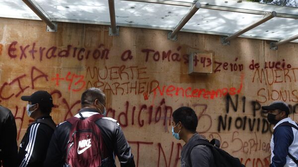 Pintas en los muros de contención de la embajada de Israel en México durante una protesta por Ayotzinapa. - Sputnik Mundo