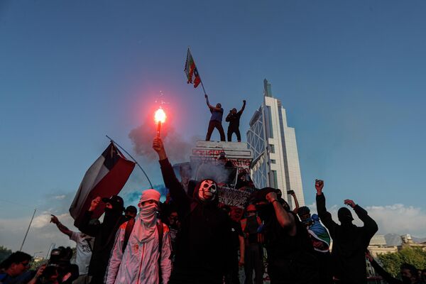 Participantes en los disturbios de Santiago de Chile. - Sputnik Mundo