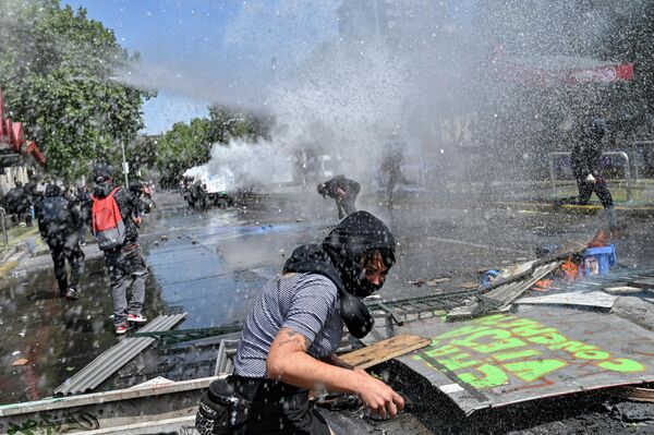 La policía utilizó cañones de agua para dispersar a los manifestantes. - Sputnik Mundo