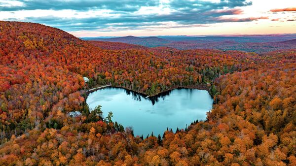 El lago Baker, cerca de East Bolton, en la provincia canadiense de Quebec. - Sputnik Mundo