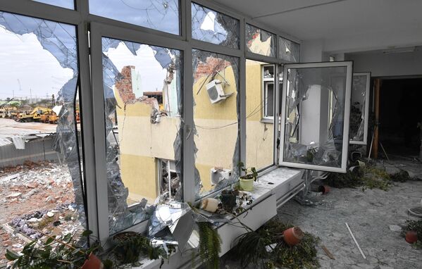 Las consecuencias del bombardeo ucraniano en la ciudad de Energodar, donde se sitúa la central nuclear de Zaporozhie. - Sputnik Mundo