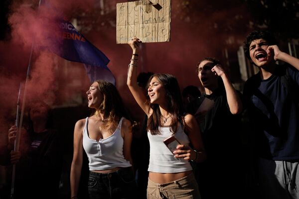 Participantes en una manifestación antigubernamental en Marsella, sur de Francia. - Sputnik Mundo