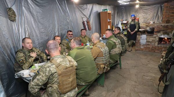 Elementos del ejército ucraniano tomando alimentos. - Sputnik Mundo