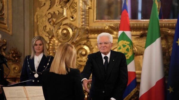 El presidente italiano, Sergio Mattarella, estrecha la mano de la nueva primera ministra italiana, Giorgia Meloni  - Sputnik Mundo