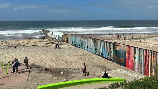 Muro fronterizo entre Tijuana y EEUU   - Sputnik Mundo