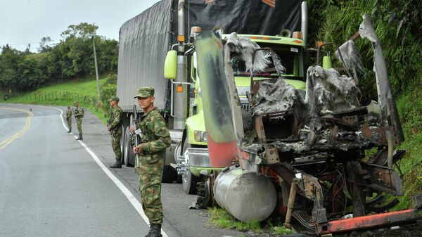 Soldados colombianos junto a un camión incendiado por el Clan del Golfo - Sputnik Mundo