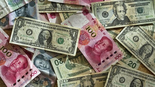 Yuanes y dólares (imagen referenical) - Sputnik Mundo