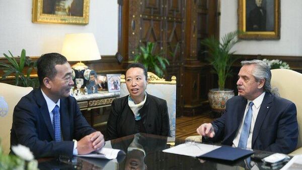El presidente de China Railway International Group (CRIG), Bi Yanchun, recibido por el presidente argentino, Alberto Fernández - Sputnik Mundo