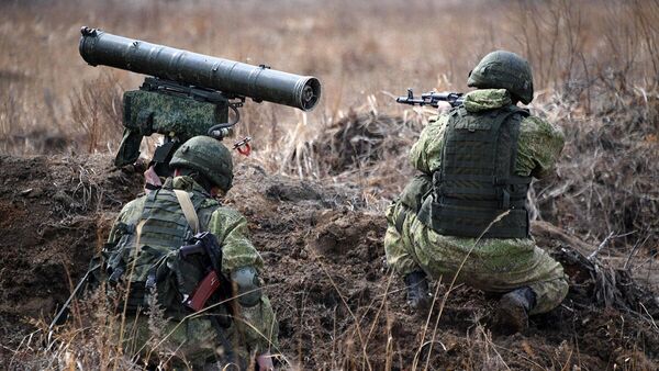 Soldados rusos practican el uso del misil antitanque guiado Kornet-P - Sputnik Mundo