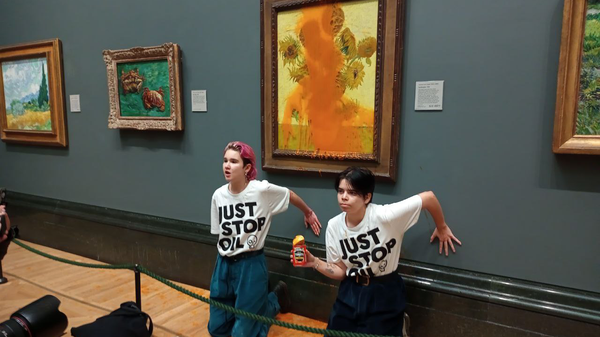 Activistas arremeten contra una obra de Van Gogh en la Galería Nacional de Londres. - Sputnik Mundo
