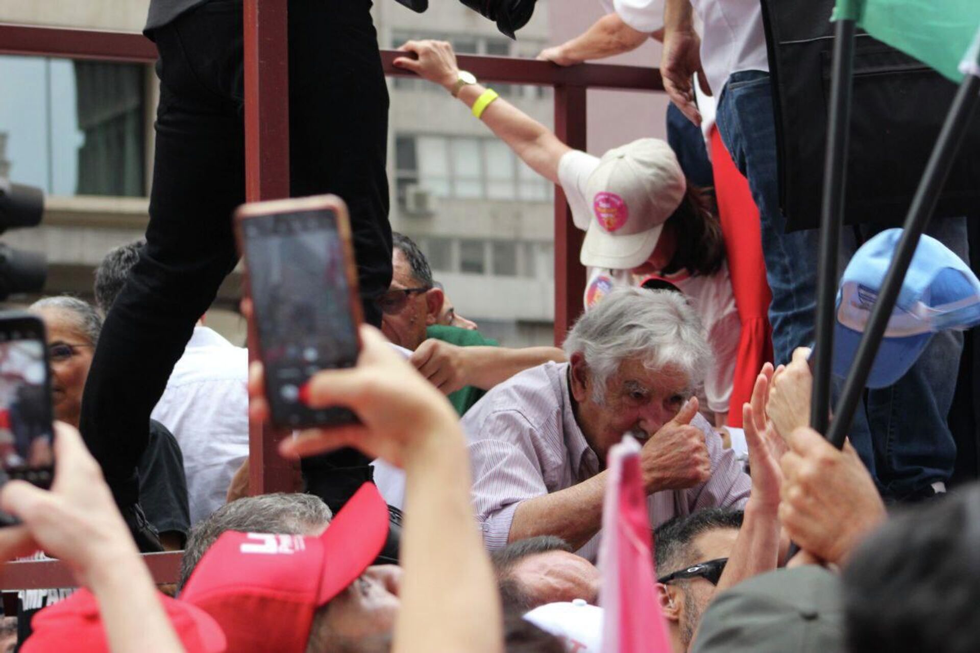 El expresidente de Uruguay, José Mujica, durante el último acto de campaña de Lula en Brasil, el 29 de octubre de 2022 - Sputnik Mundo, 1920, 30.10.2022
