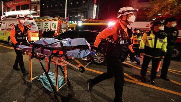 Los servicios de emergencia en acción después de la estampida humana en Seúl, la capital de Corea del Sur, el 29 de octubre - Sputnik Mundo