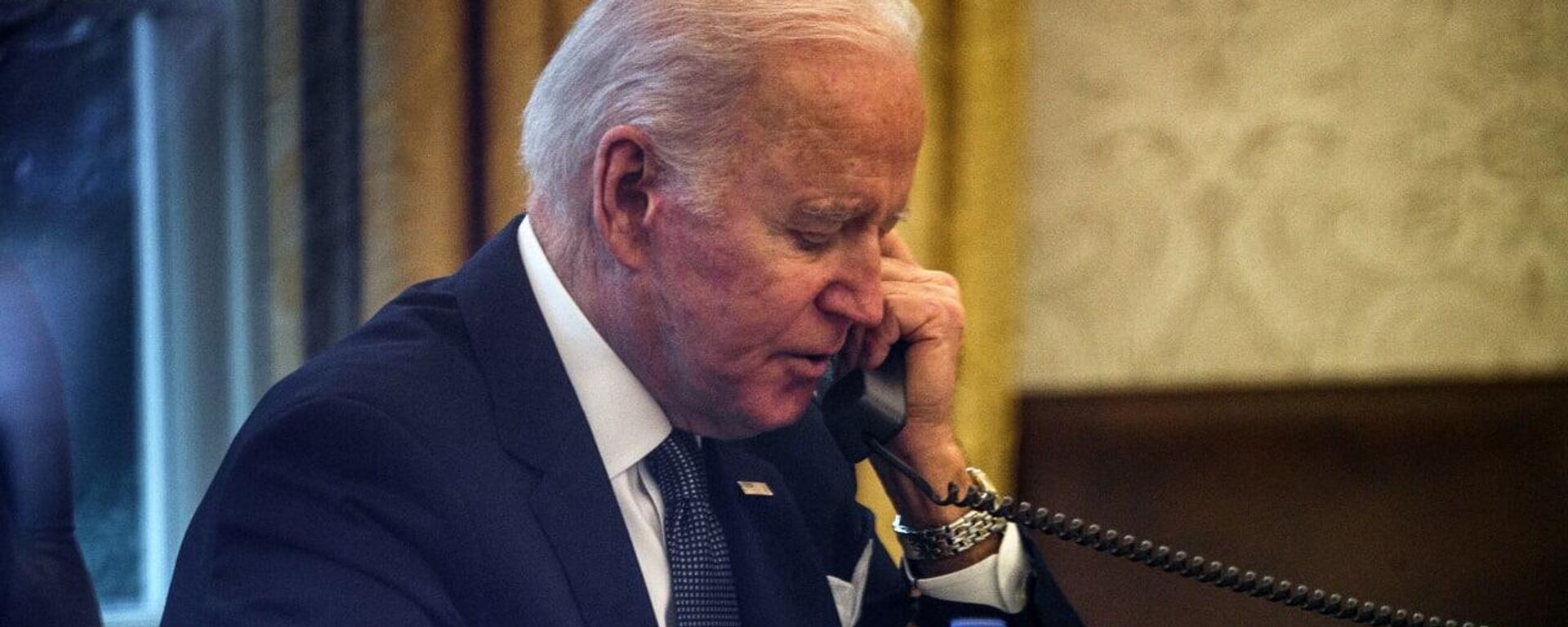 Joe Biden, presidente de Estados Unidos, durante una llamada telefónica con Volodímir Zelenski, en diciembre de 2021 - Sputnik Mundo, 1920, 31.10.2022