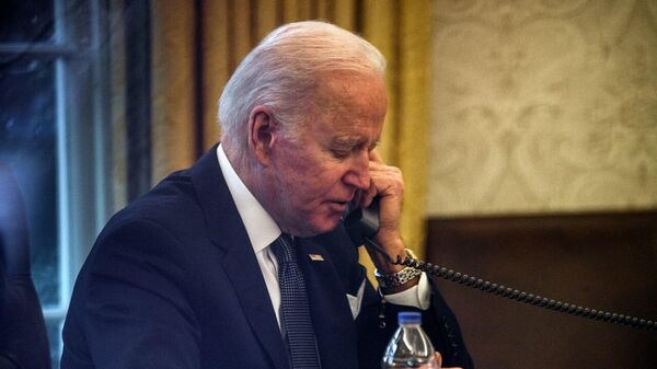 Joe Biden, presidente de Estados Unidos, durante una llamada telefónica con Volodímir Zelenski, en diciembre de 2021 - Sputnik Mundo