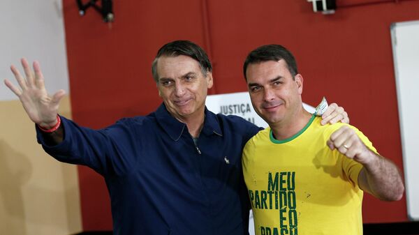 El presidente de Brasil, Jair Bolsonaro, y su hijo, Flavio Bolsonaro - Sputnik Mundo