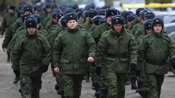 Hombres rusos llamados al servicio militar durante la movilización parcial en Novosibirsk, Rusia - Sputnik Mundo