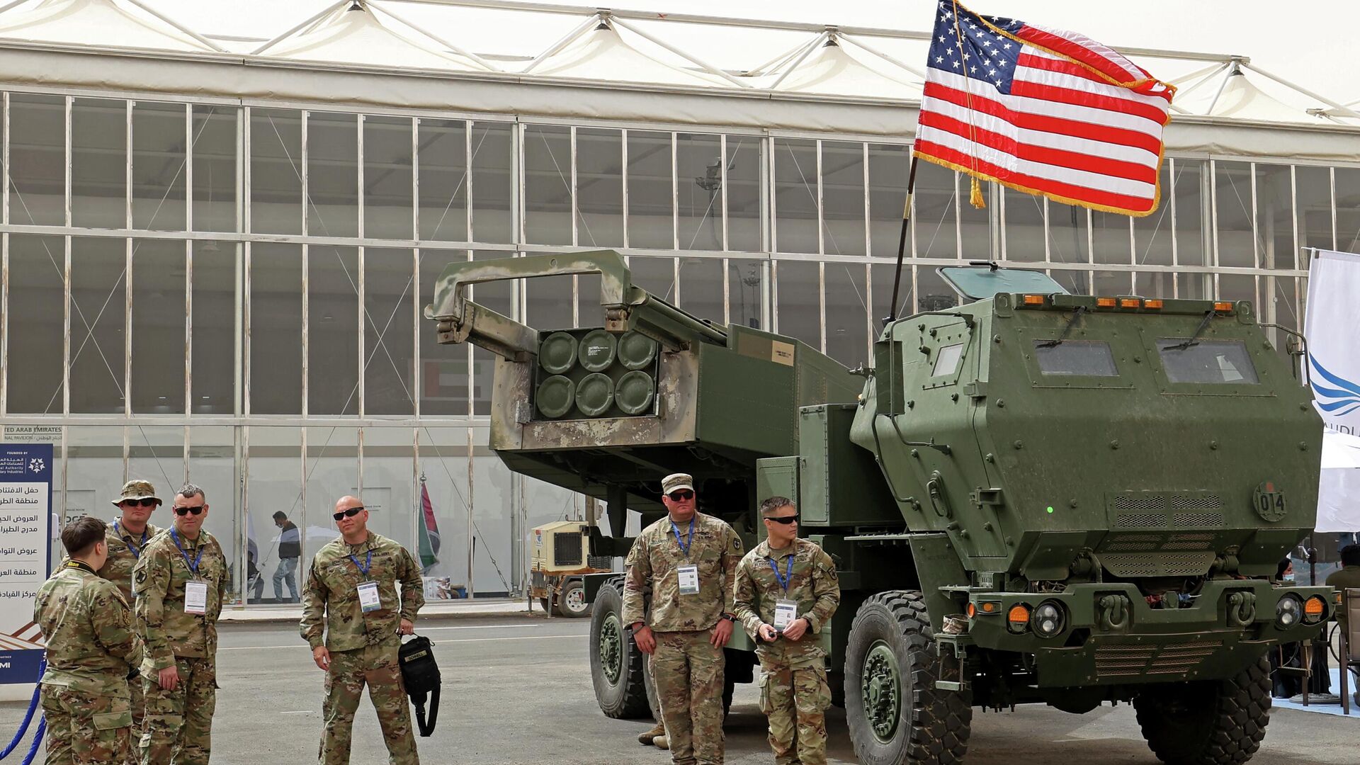 Personal militar de EEUU junto a un sistema Himars durante la primera Exposición Mundial de Defensa de Arabia Saudí, en Riad, el 6 de marzo de 2022 Personal militar de EEUU junto a un sistema Himars durante la primera Exposición Mundial de Defensa de Arabia Saudí, en Riad, el 6 de marzo de 2022 - Sputnik Mundo, 1920, 02.11.2022