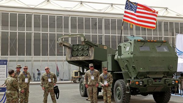 Personal militar de EEUU junto a un sistema Himars durante la primera Exposición Mundial de Defensa de Arabia Saudí, en Riad, el 6 de marzo de 2022 - Sputnik Mundo