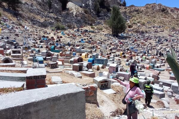 El cementerio La Llamita de La Paz en el día de Todos Santos - Sputnik Mundo