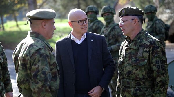 Milos Vucevic, el ministro de Defensa de Serbia con los militares - Sputnik Mundo