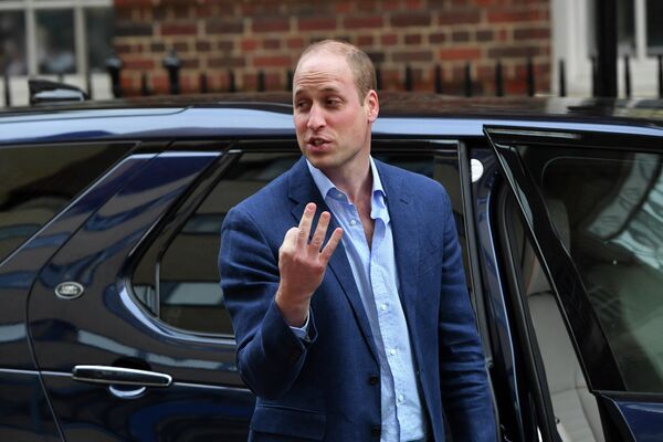 El príncipe William, a la salida del hospital de Santa María de Londres, muestra a los periodistas que nació un tercer hijo en su familia, abril de 2018. - Sputnik Mundo