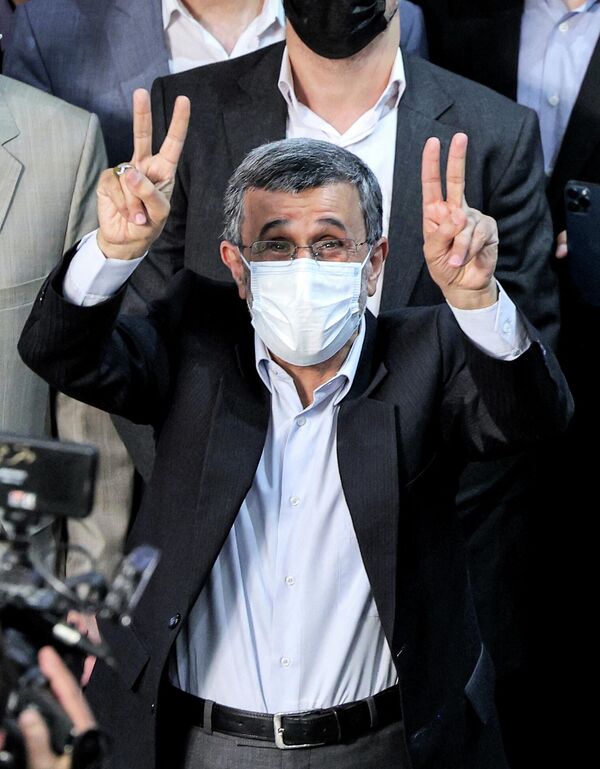 El expresidente iraní, Mahmud Ahmadineyad, en la sede del Ministerio del Interior a donde llegó para registrarse como candidato a las elecciones presidenciales. Teherán, mayo de 2021. - Sputnik Mundo