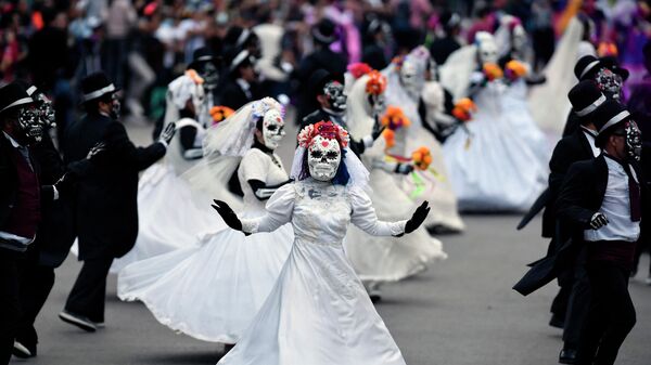 Люди принимают участие в Параде Дня мертвых в Мехико - Sputnik Mundo
