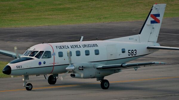  Avión Bandeirante C-95 número 583, perteneciente a la Fuerza Aérea Uruguaya - Sputnik Mundo