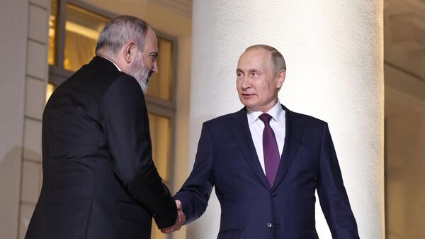 Nikol Pashinián, primer ministro de Armenia, y Vladímir Putin, presidente de Rusia (archivo) - Sputnik Mundo