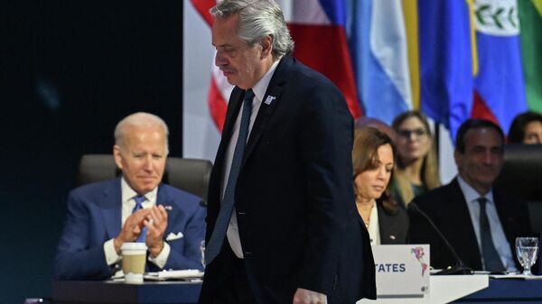 El presidente argentino Alberto Fernández pasa por delante de Joe Biden y Kamala Harris, presidente y vice de EEUU - Sputnik Mundo