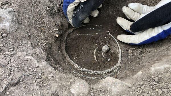 Un tesoro vikingo de plata descubierto en la ciudad sueca de Taby - Sputnik Mundo