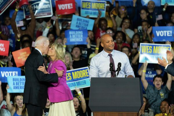 El presidente de Estados Unidos, Joe Biden, y su esposa, Jill, durante un acto de apoyo al candidato demócrata a la gobernación, Wes Moore (en la foto, a la derecha), en la ciudad de Bowie, Maryland. - Sputnik Mundo