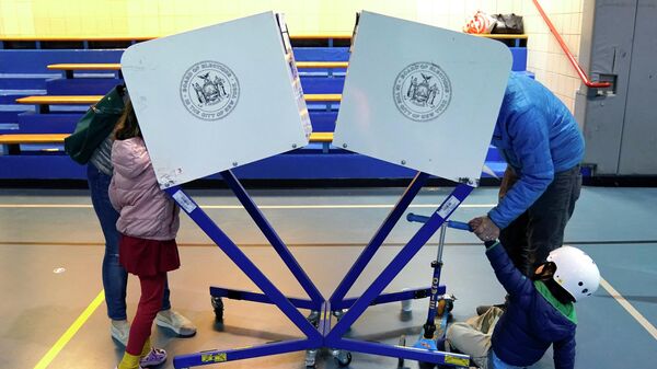 Голосование на промежуточных выборах в Конгресс на избирательном участке в одной из средних школ Нью-Йорка - Sputnik Mundo