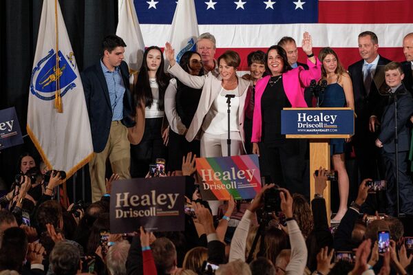La candidata demócrata a gobernadora de Massachusetts, Maura Healey, con sus partidarios en el hotel Copley Plaza de Boston en la noche después de las elecciones. Según los resultados preliminares, la política ganó las elecciones. - Sputnik Mundo