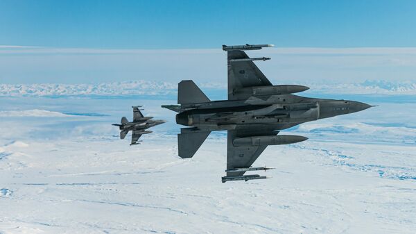 Aviones de combate estadounidenses al norte de Alaska durante un ejercicio conducido en marzo de 2022 - Sputnik Mundo
