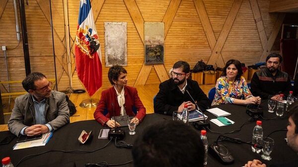 En el centro, el presidente chileno, Gabriel Boric, y la ministra del Interior, Carolina Tohá - Sputnik Mundo