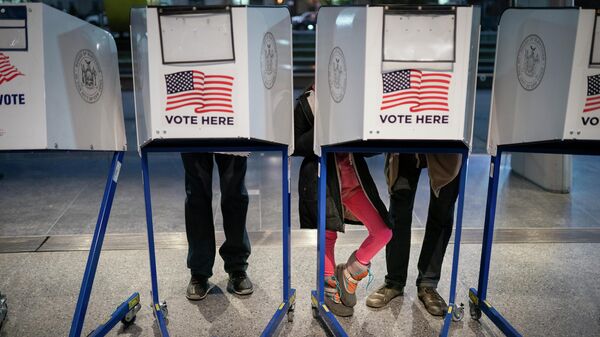 Votantes rellenan papeletas en el Museo de Brooklyn durante las elecciones de medio mandato, 8 de noviembre de 2022 - Sputnik Mundo