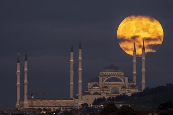 La luna llena se eleva sobre la mezquita de Camlica en Estambul, Turquía. - Sputnik Mundo