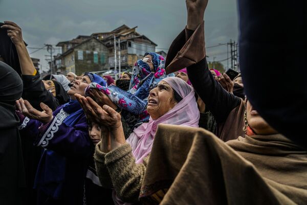 Mujeres musulmanas rezan ante las reliquias del santo sufí Sheij Syed Abdul Qadir Jeelani en un santuario de Srinagar, Cachemira, la India. Cientos de creyentes se reunieron en el santuario para celebrar el festival de 11 días que marca el aniversario de la muerte de este santo sufí. - Sputnik Mundo