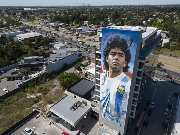 Imagen de Diego Maradona en el extremo de un edificio de gran altura en las afueras de Buenos Aires, Argentina. - Sputnik Mundo