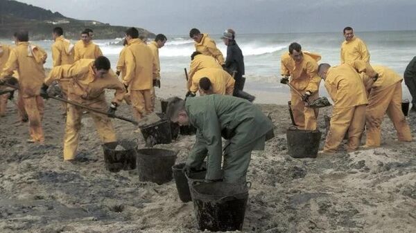 Limpieza de una playa en Pontevedra tras el derrame petrolero del Prestige. - Sputnik Mundo