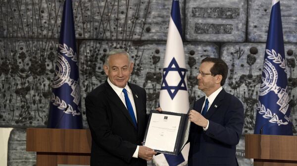 El líder del partido Likud, Benjamin Netanyahu, y el presidente israelí, Isaac Herzog - Sputnik Mundo